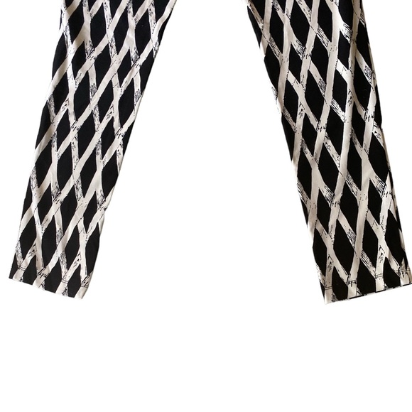 J. McLaughlin Black & Ivory Lattice Stretch Skinny Pants - 4 - Picture 8 of 12